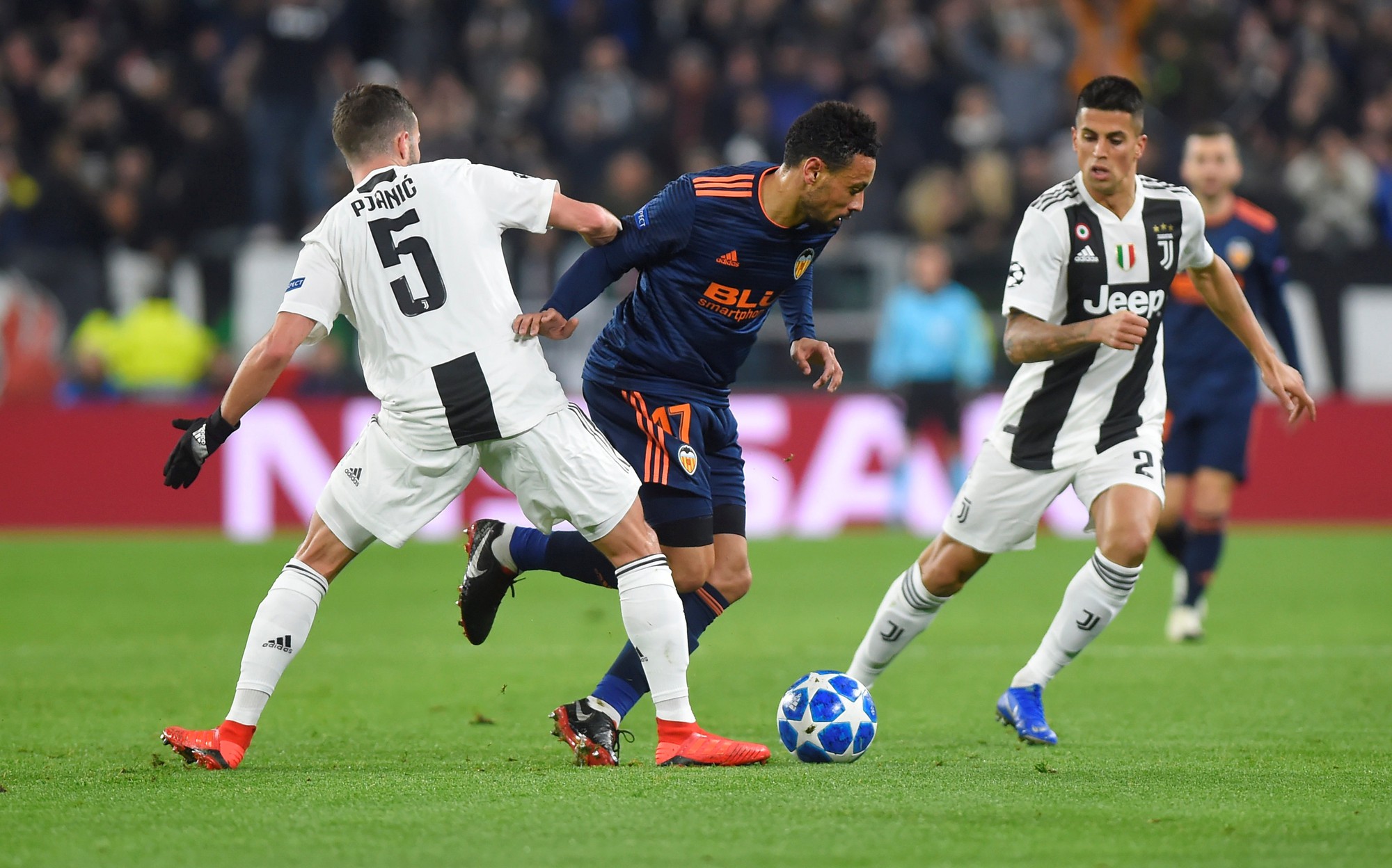 Cứu tinh Fellaini đưa Man United vượt v&ograve;ng bảng, Ronaldo ho&aacute; người h&ugrave;ng Juve - Ảnh 5.