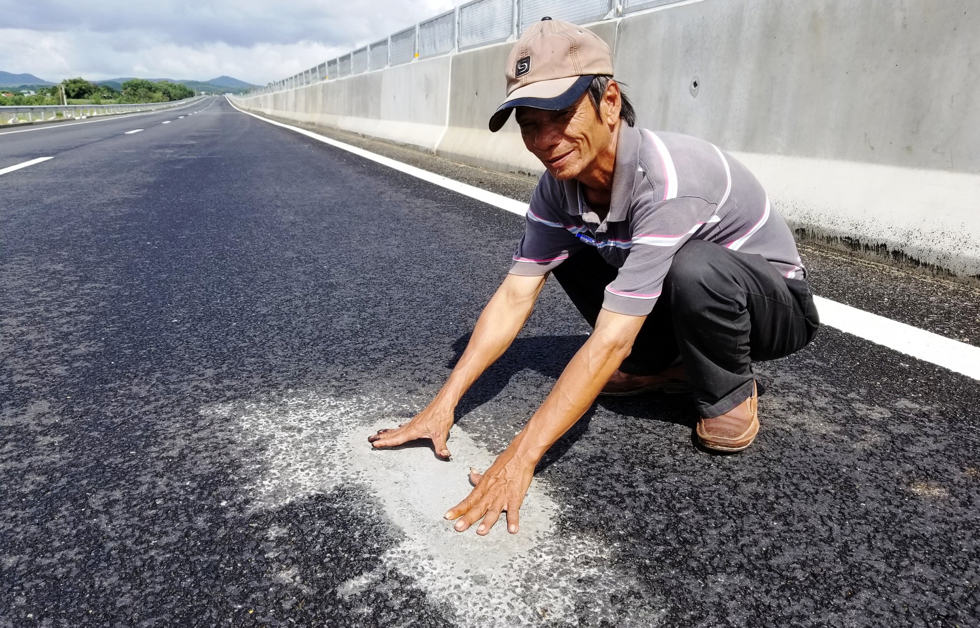 Nhiều "ổ gà" lại xuất hiện trên đường cao tốc Đà Nẵng – Quảng Ngãi