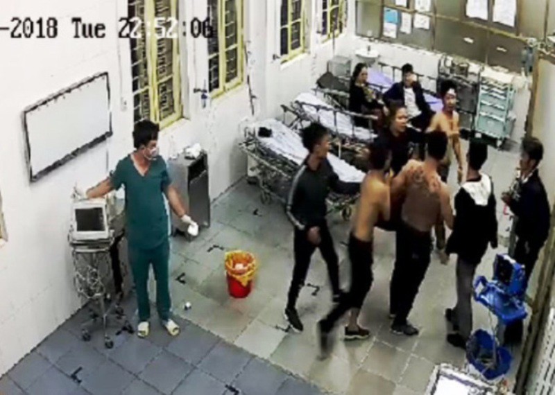 Côn đồ mình trần xăm trổ xông vào bệnh viện đánh bệnh nhân đang cấp cứu