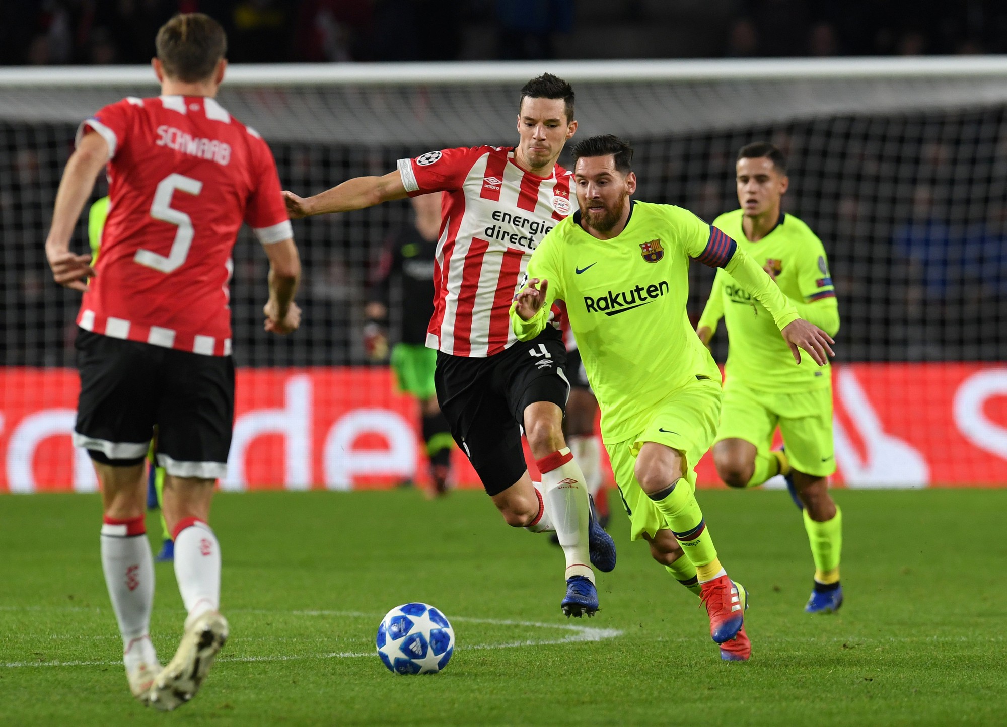 Messi lập siêu phẩm, Barcelona vượt vòng bảng Champions League