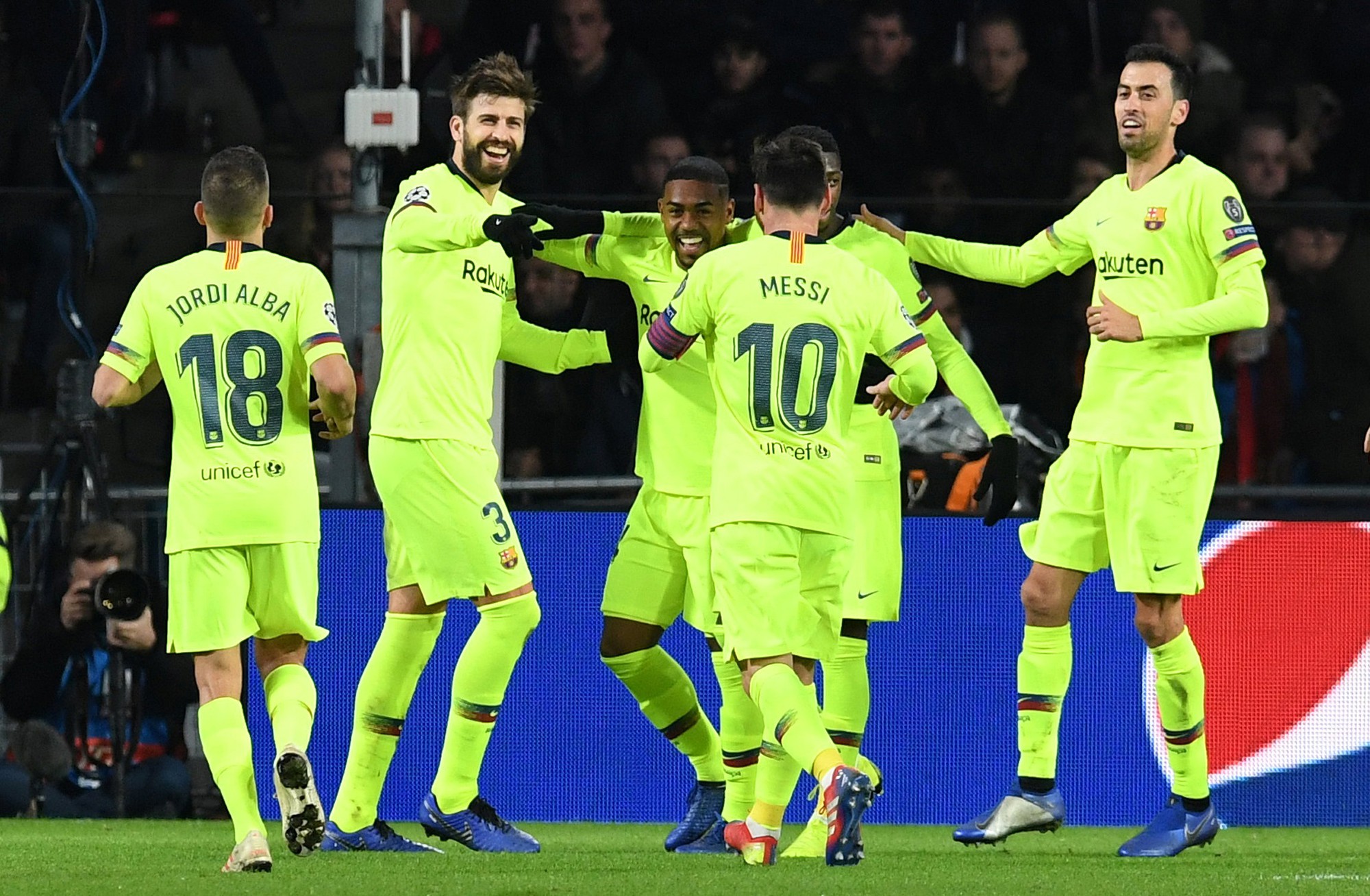 Messi lập si&ecirc;u phẩm, Barcelona vượt v&ograve;ng bảng Champions League - Ảnh 4.