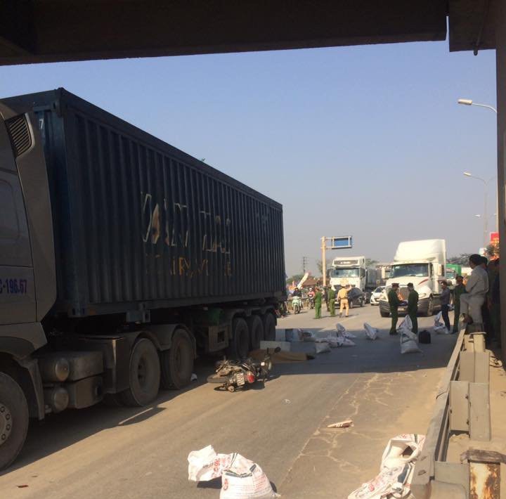 3 xe va chạm, 2 giáo viên tiếng Anh người nước ngoài thương vong