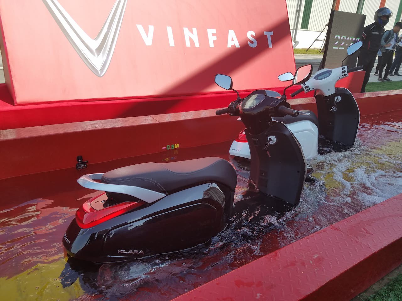 Xe máy điện của Vinfast ngâm nước hơn 30 phút vẫn chạy tốt