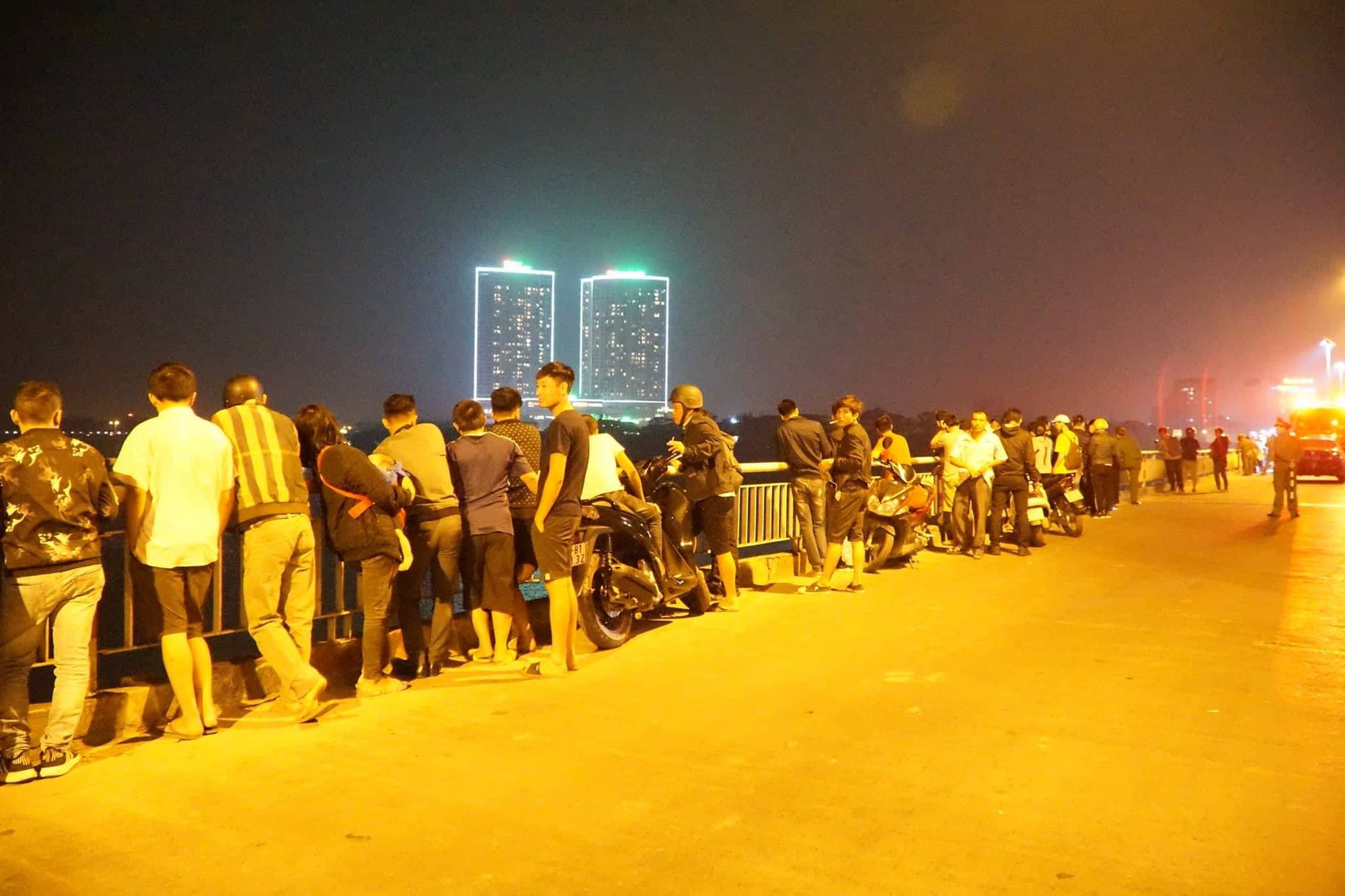 &Ocirc; t&ocirc; lao từ cầu Chương Dương xuống s&ocirc;ng: T&igrave;m thấy xe Mercedes v&agrave; 2 nạn nh&acirc;n b&ecirc;n trong - Ảnh 6.