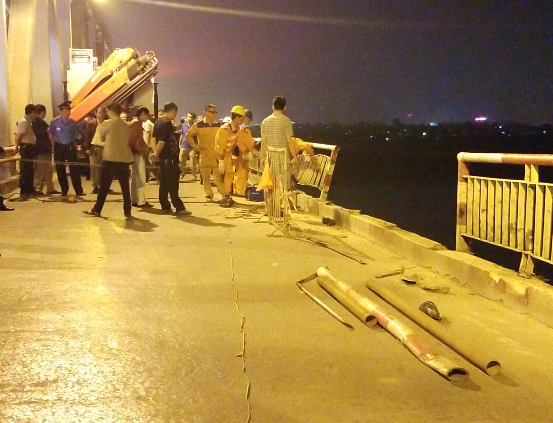 &Ocirc; t&ocirc; lao từ cầu Chương Dương xuống s&ocirc;ng: T&igrave;m thấy xe Mercedes v&agrave; 2 nạn nh&acirc;n b&ecirc;n trong - Ảnh 13.