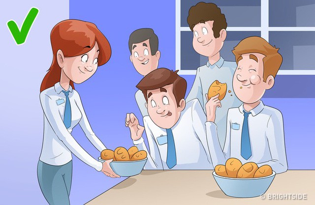7 sai lầm khiến bạn bị cô lập nơi công sở - Ảnh 2.