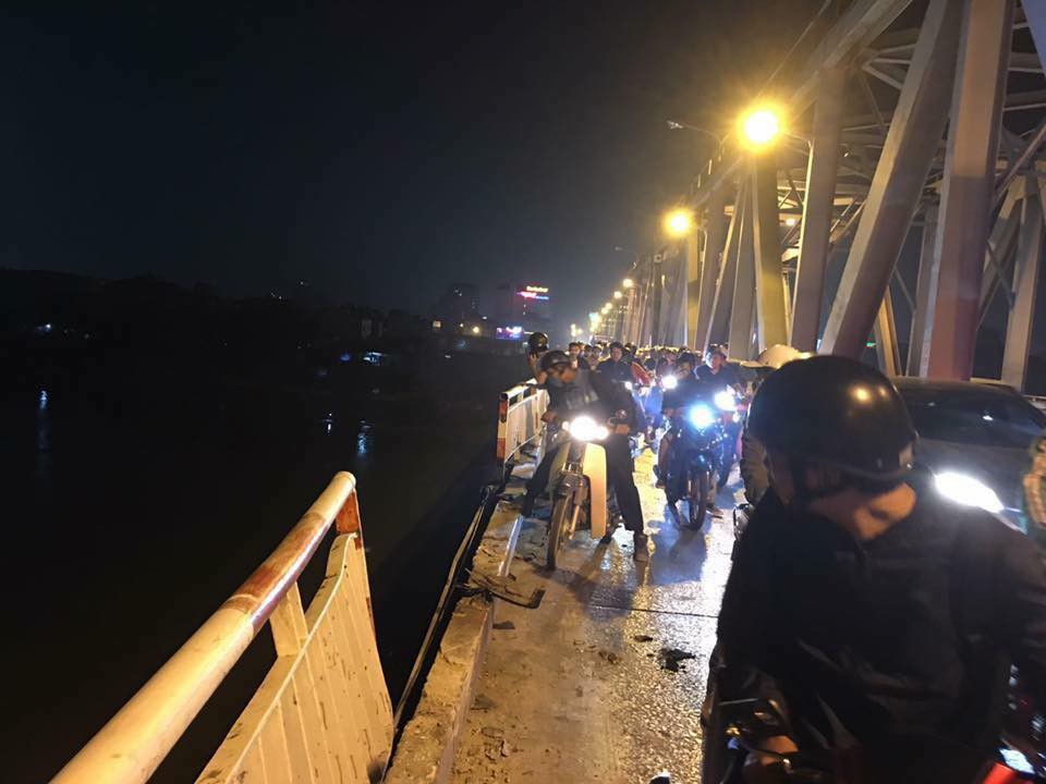 &Ocirc; t&ocirc; lao từ cầu Chương Dương xuống s&ocirc;ng: T&igrave;m thấy xe Mercedes v&agrave; 2 nạn nh&acirc;n b&ecirc;n trong - Ảnh 2.
