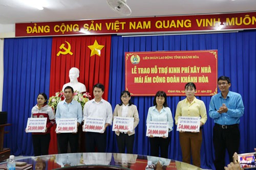 Trao 300 triệu đồng x&acirc;y m&aacute;i ấm C&ocirc;ng đo&agrave;n - Ảnh 1.