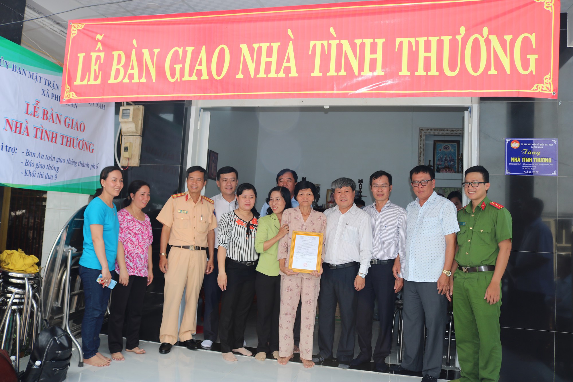 Trao nh&agrave; t&igrave;nh thương cho gia đ&igrave;nh kh&oacute; khăn c&oacute; người bị TNGT - Ảnh 1.