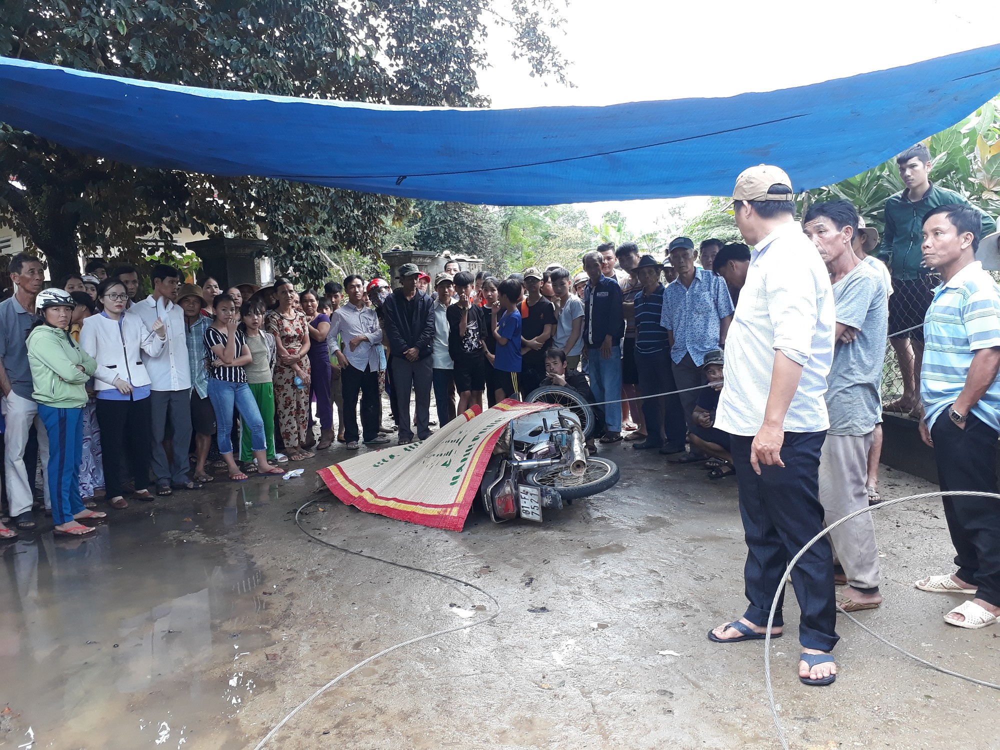 Người đàn ông bị điện giật chết oan: Do mưa gió, tàu dừa va đập đứt dây!