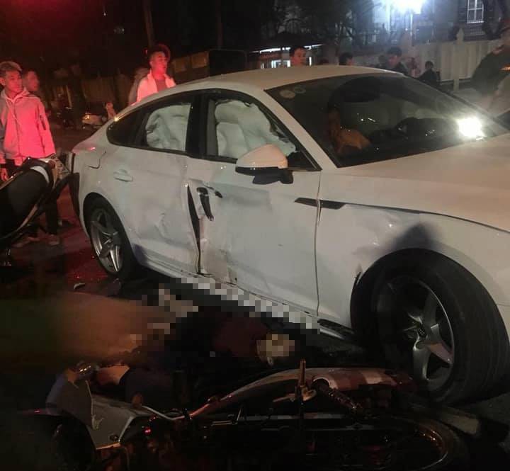 2 xe máy đi "bão" tông xế hộp Audi lúc rạng sáng, 4 người thương vong
