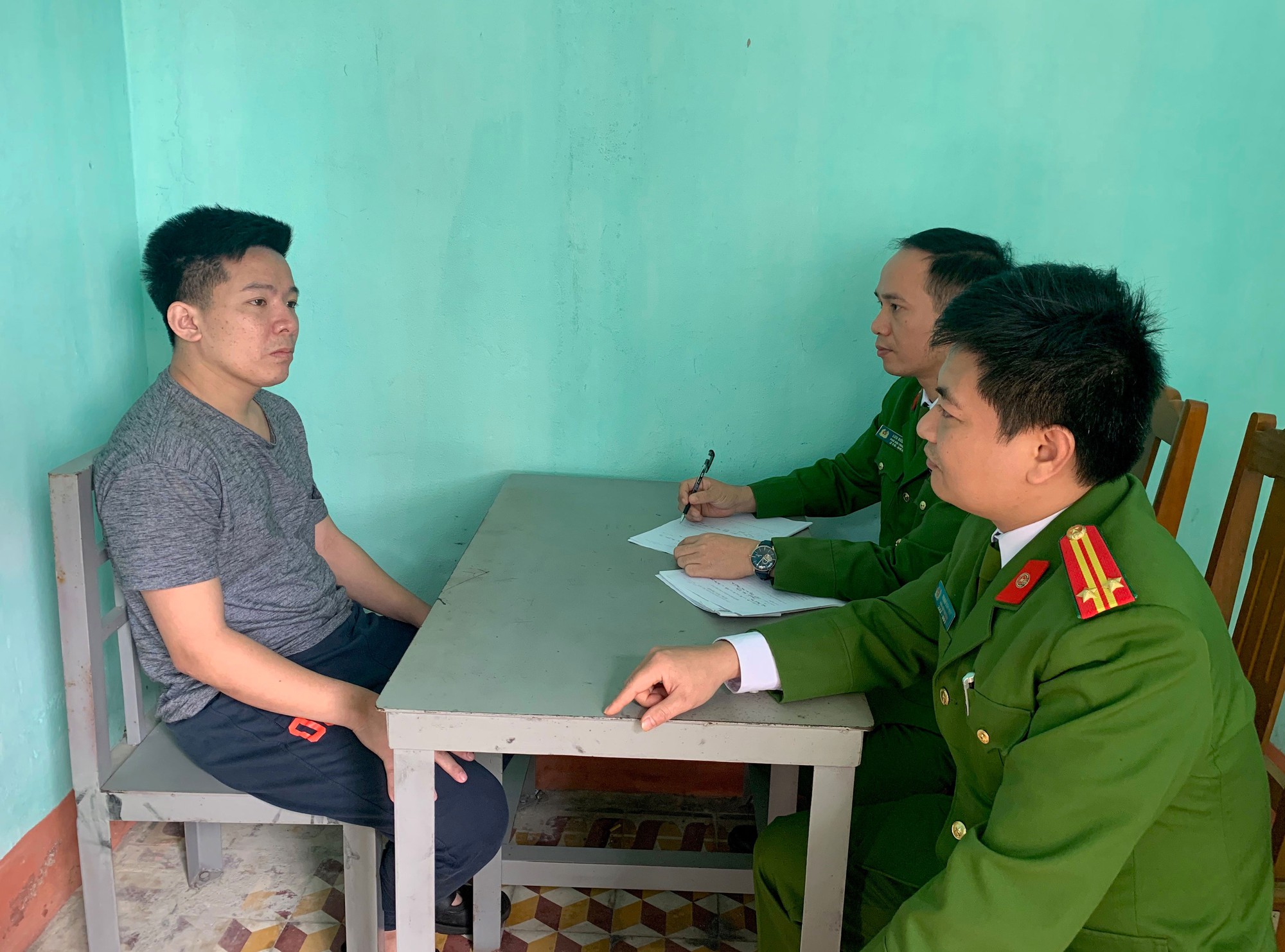 Luật rừng ở băng t&iacute;n dụng đen l&atilde;i suất 1.000% - Ảnh 1.