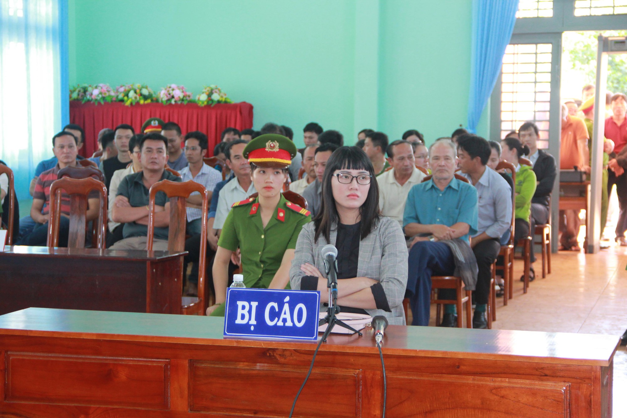 Tuyên phạt bị cáo Huỳnh Thục Vy 2 năm 9 tháng tù về tội Xúc phạm Quốc kỳ - Ảnh 1.