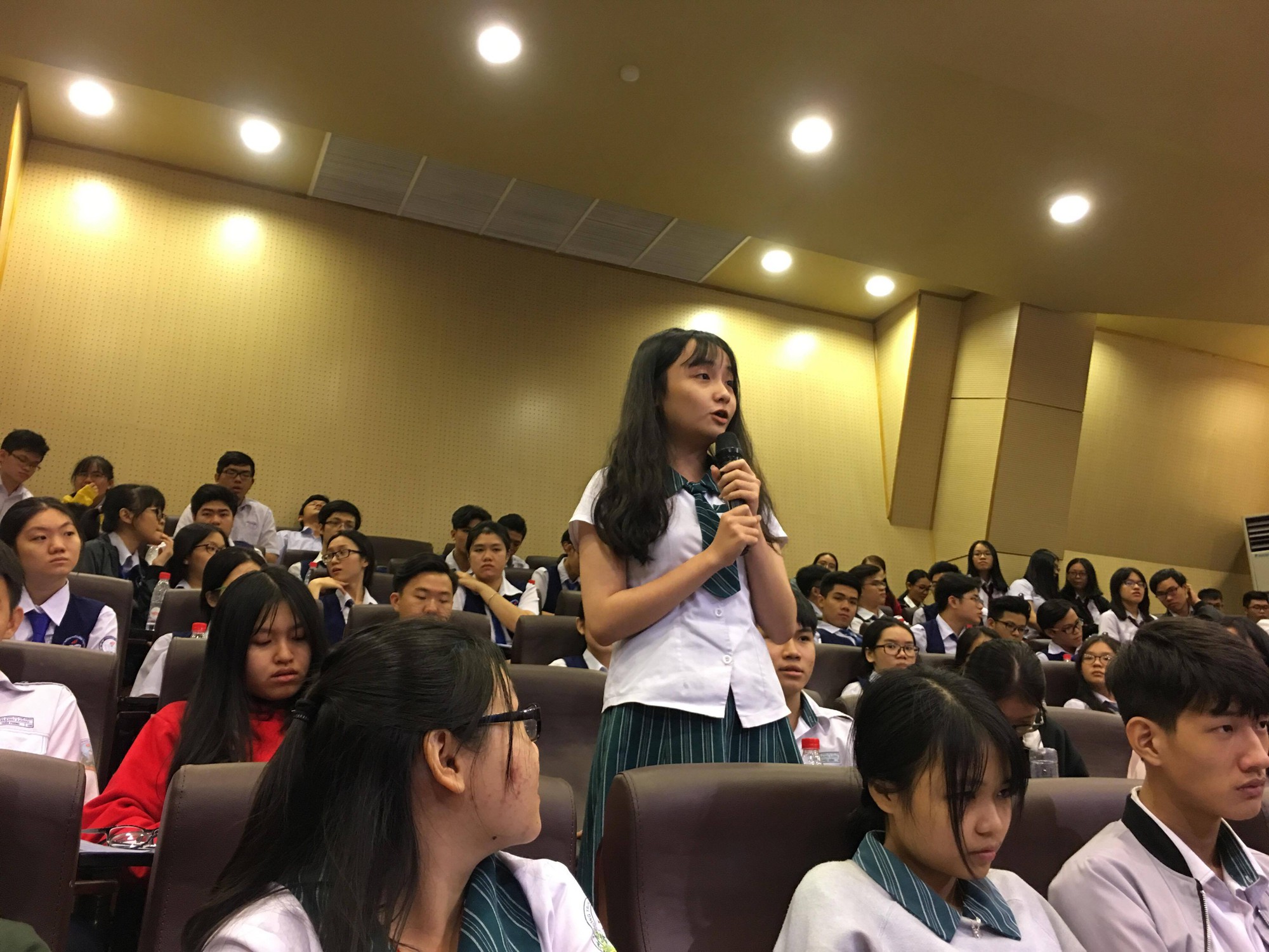 Làm người mẫu ảnh có cần bằng ĐH không?