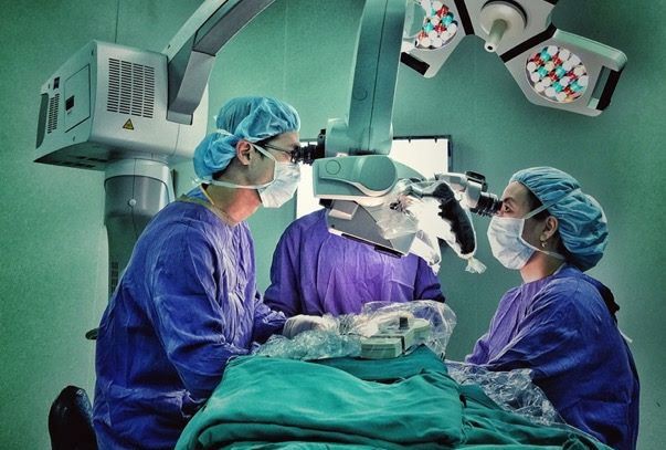 Hong tóc trước quạt, cô gái bị lột bay da đầu