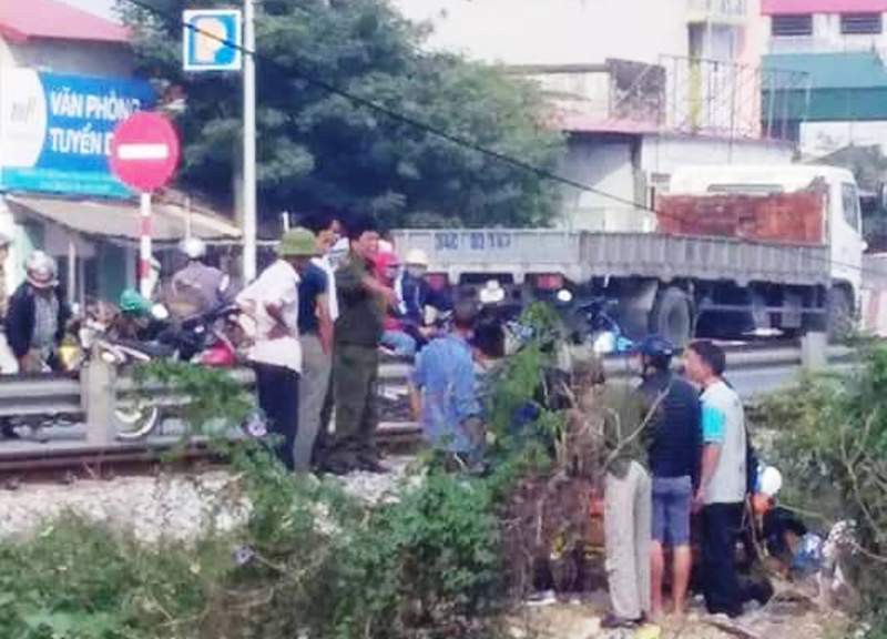 Băng qua đường sắt, 1 phụ nữ đi xe máy bị tàu hỏa tông tử vong