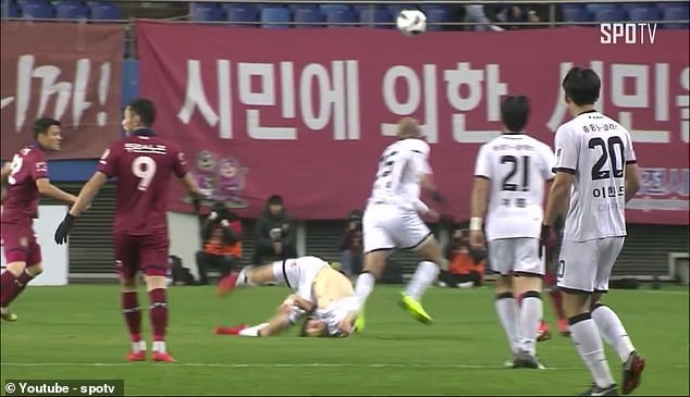 Kinh hoàng cảnh sao K-League té gãy cổ sau pha không chiến