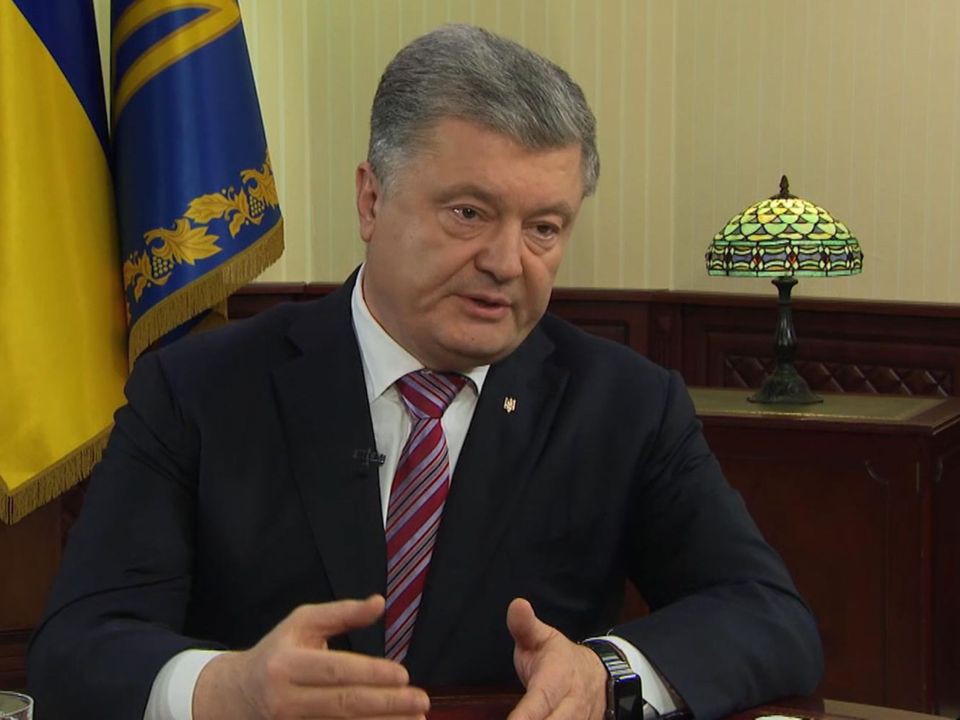 Tổng thống Ukraine tung bằng chứng xe tăng Nga rầm rộ tới biên giới - Ảnh 1.