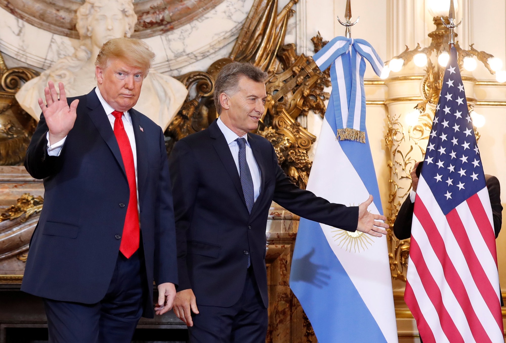 Người cũ làm khó ông Donald Trump