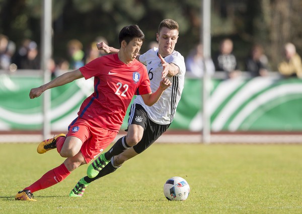 Kinh hoàng cảnh sao K-League té gãy cổ sau pha không chiến - Ảnh 5.