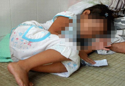 Bố dượng cho con gái 11 tuổi của vợ xem phim "người lớn" rồi giở trò đồi bại