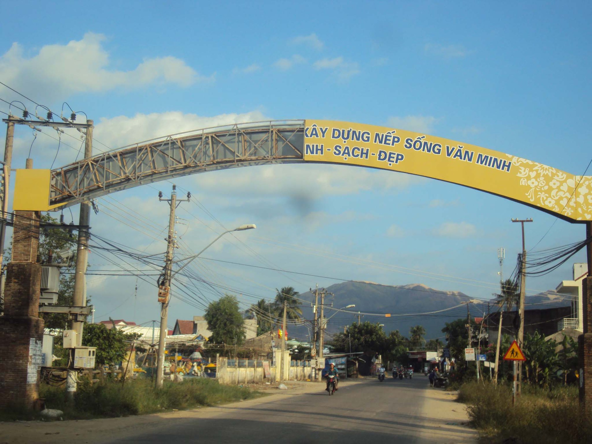 Cổng chào khó coi
