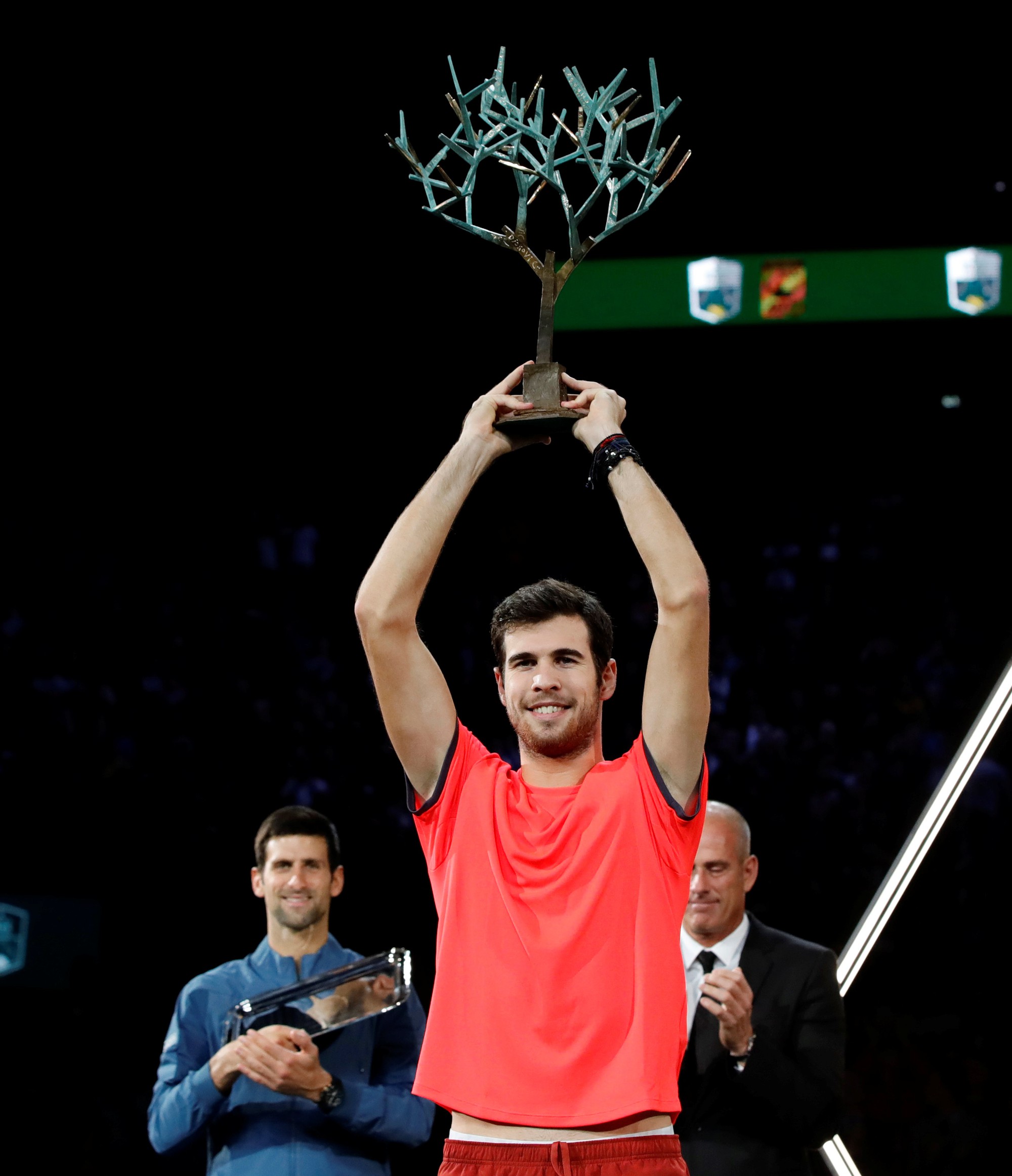 Video: Đuối sức, Djokovic để Khachanov tạo địa chấn ở Paris - Ảnh 7.