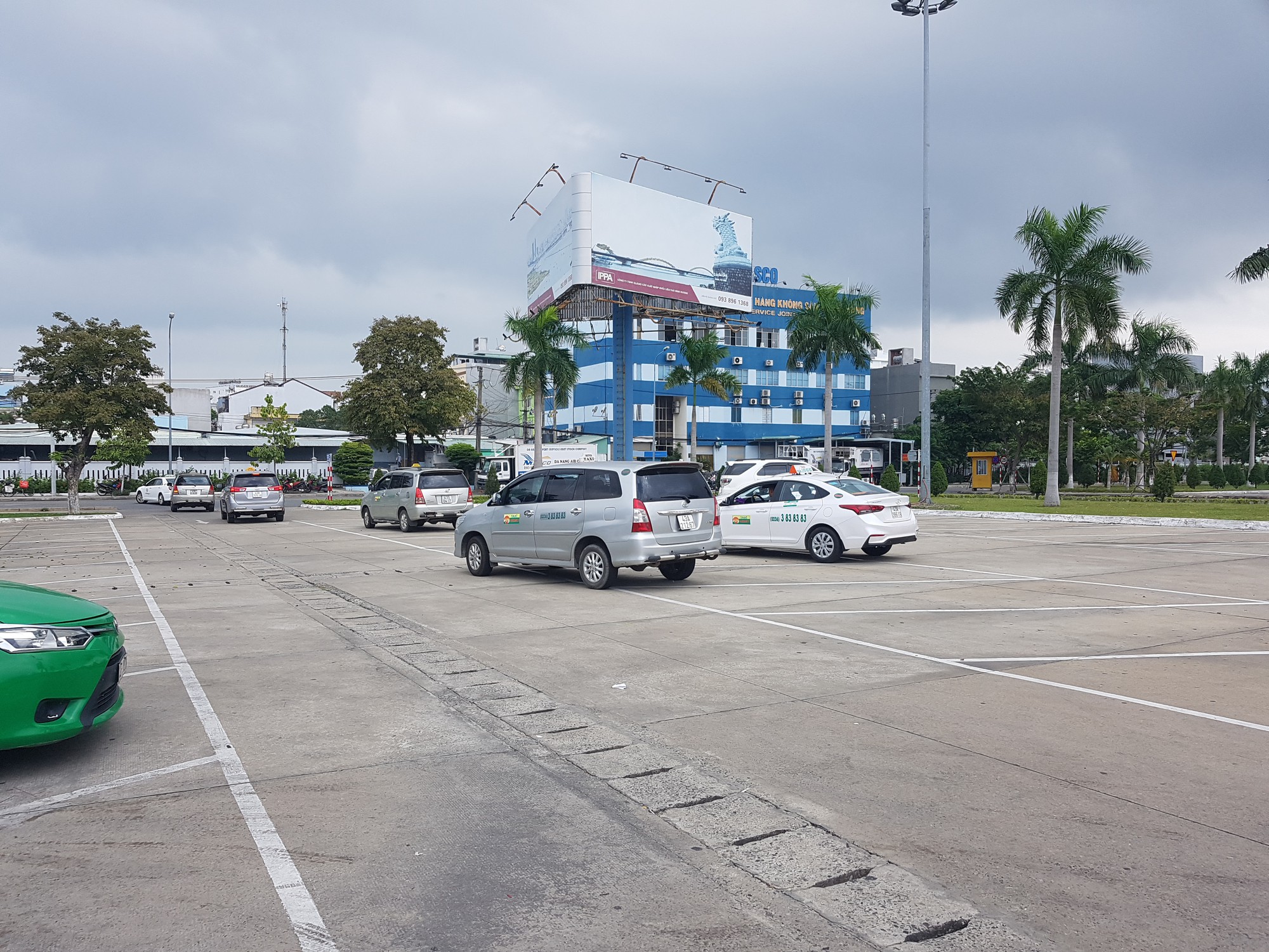 Phản đối Grab, tài xế nhiều hãng taxi dừng đón khách ở sân bay Đà Nẵng