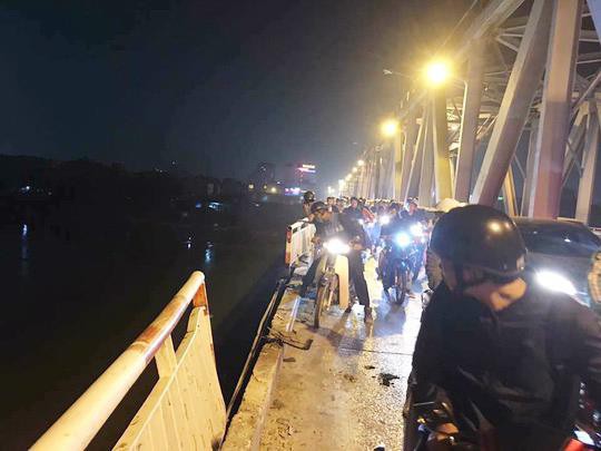 Vụ xe Mercedes rơi xuống sông: Có tông xe máy và có thêm nạn nhân hay không?