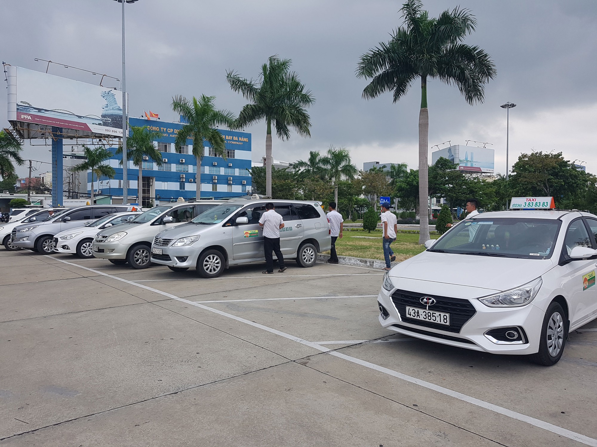 Đ&agrave; Nẵng: T&agrave;i xế c&aacute;c h&atilde;ng taxi phản đối Grab đ&atilde; hoạt động trở lại - Ảnh 1.