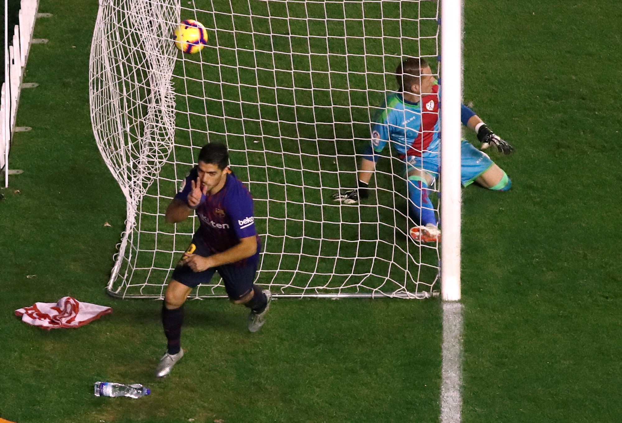 Suarez lại lập đại công, Barcelona củng cố ngôi đầu La Liga