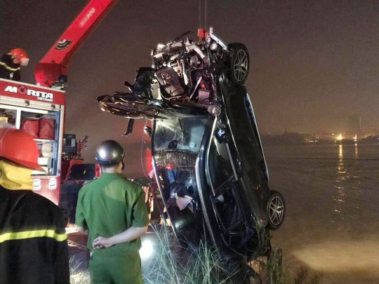 Vụ xe Mercedes rơi xuống sông: Xác minh CMND người đàn ông tìm thấy trên xe