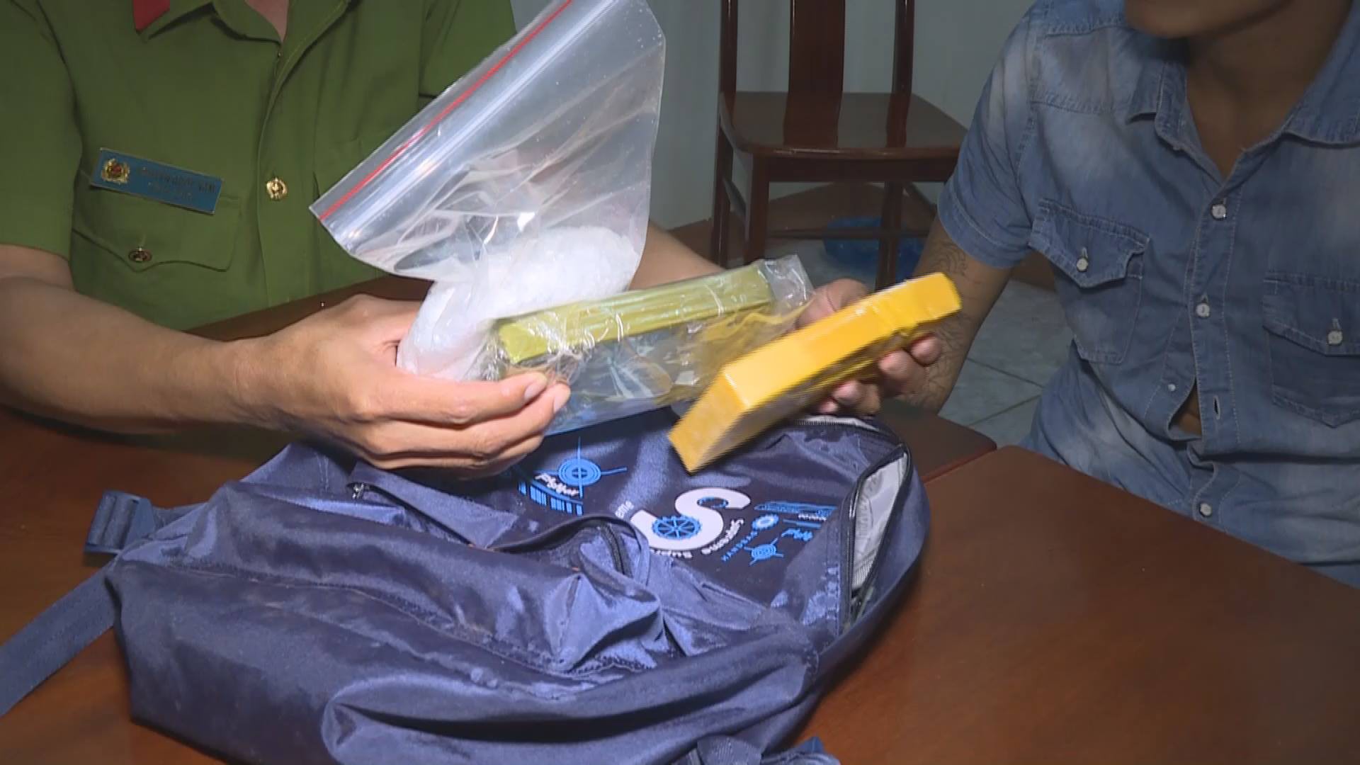V&acirc;y bắt đối tượng vận chuyển 2 b&aacute;nh heroin v&agrave; hơn 300 gam ma t&uacute;y đ&aacute; - Ảnh 2.