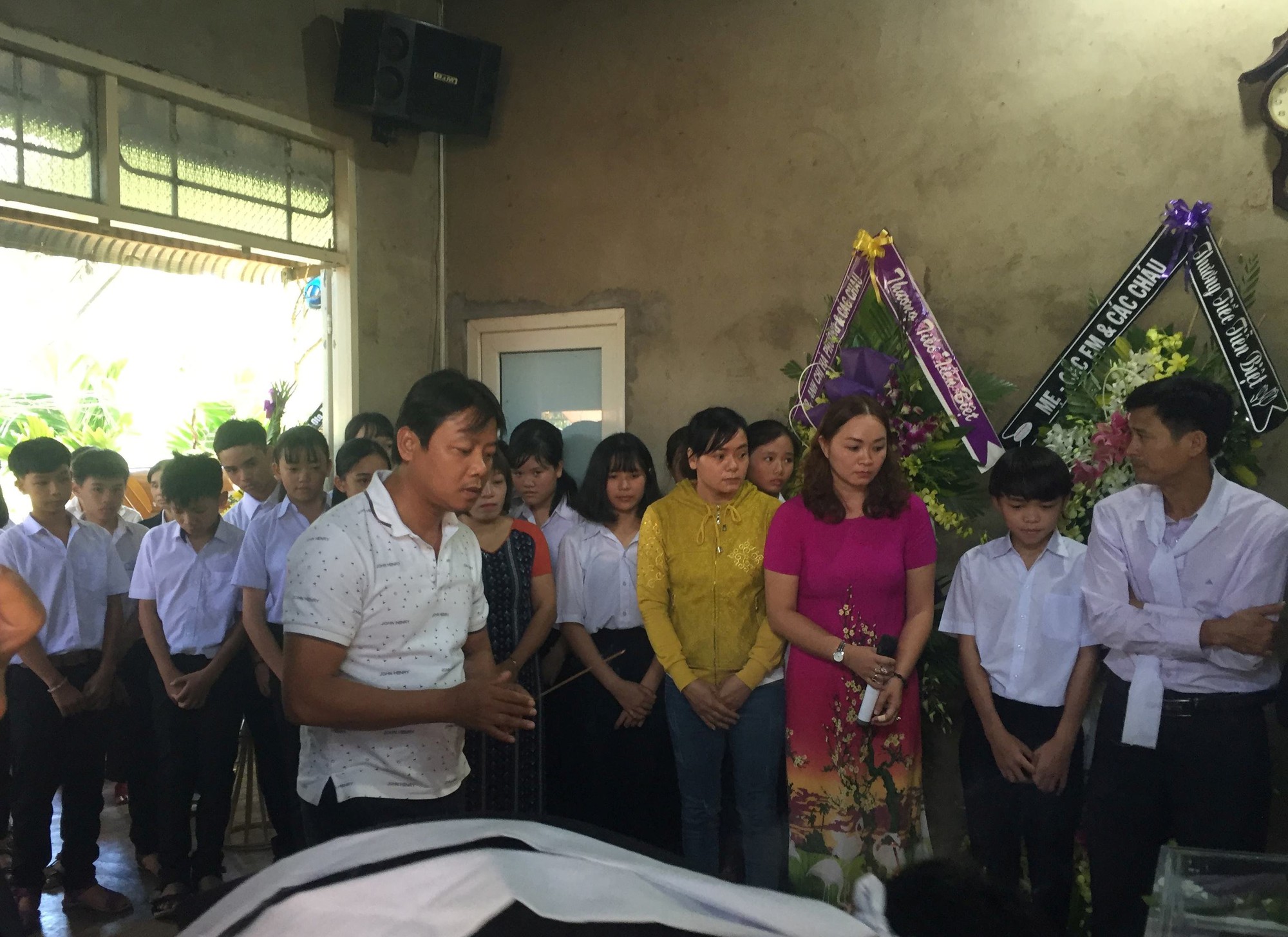 Cha mẹ tử vong dưới b&aacute;nh xe bu&yacute;t, 4 người con c&oacute; nguy cơ nghỉ học - Ảnh 2.