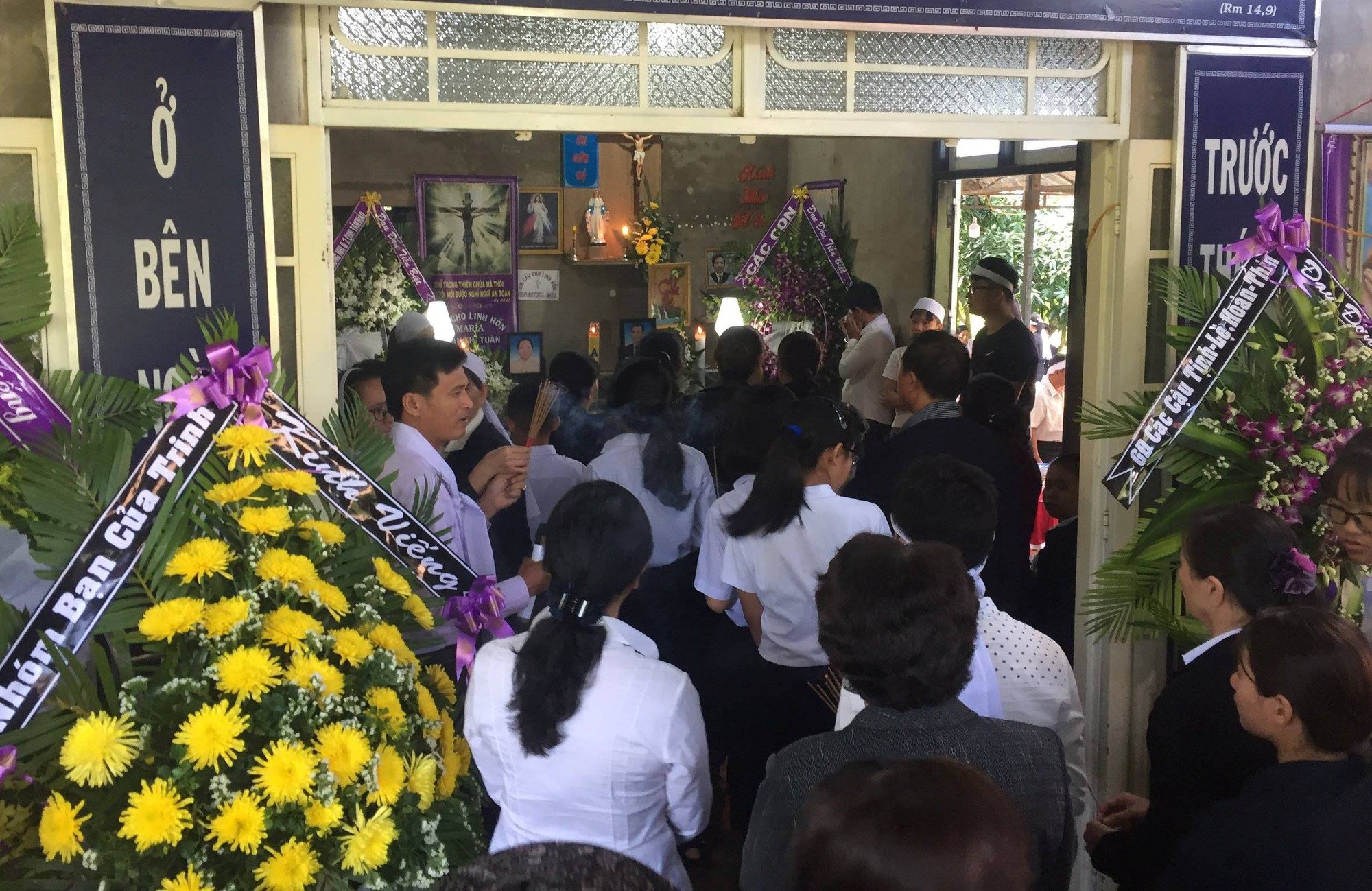 Cha mẹ tử vong dưới bánh xe buýt, 4 người con có nguy cơ nghỉ học