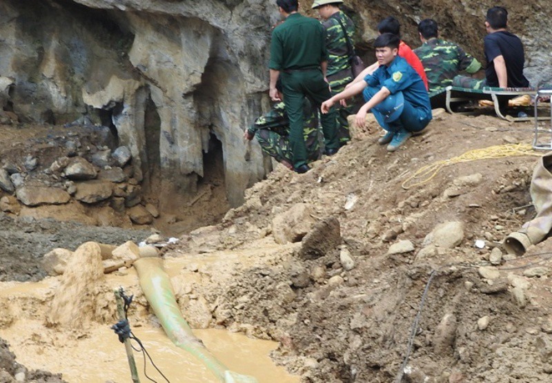 2 phu vàng mắc kẹt trong hang: Chủ mỏ lén lút khai thác vào ban đêm