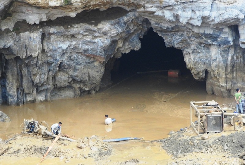 2 phu v&agrave;ng mắc kẹt trong hang: Chủ mỏ l&eacute;n l&uacute;t khai th&aacute;c v&agrave;o ban đ&ecirc;m - Ảnh 1.