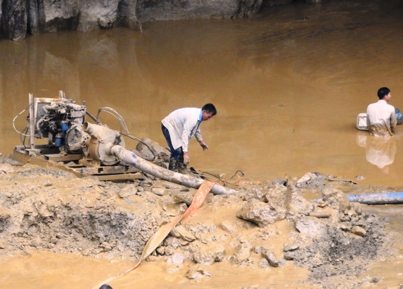 2 phu v&agrave;ng mắc kẹt trong hang: Tạm giữ h&igrave;nh sự chủ mỏ v&agrave;ng - Ảnh 6.