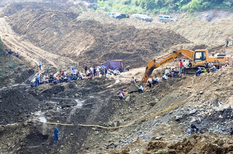 2 phu v&agrave;ng mắc kẹt trong hang: Tạm giữ h&igrave;nh sự chủ mỏ v&agrave;ng - Ảnh 1.