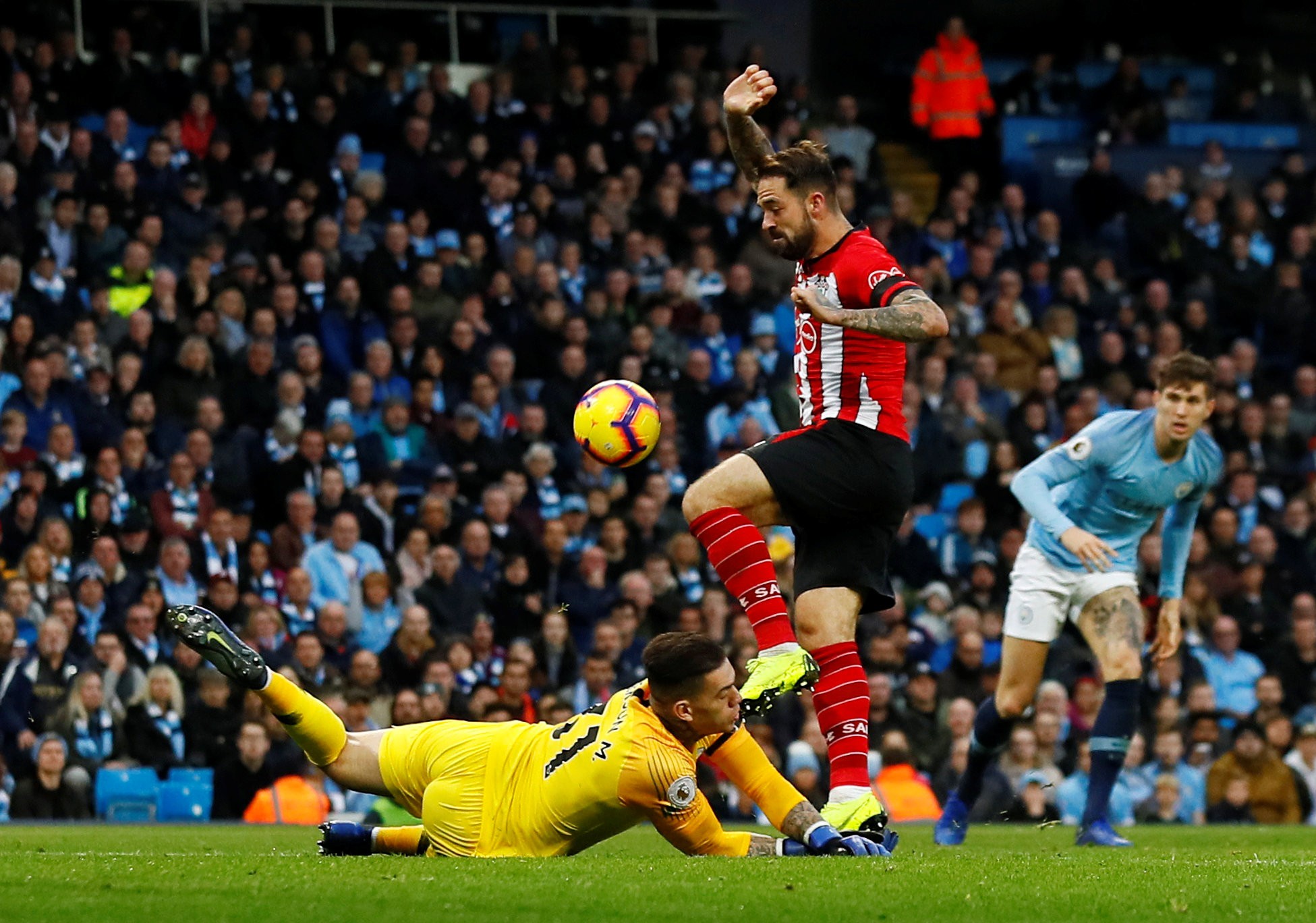 Tung đòn trừng phạt khủng khiếp, Man City và Chelsea trở lại đỉnh bảng - Ảnh 3.