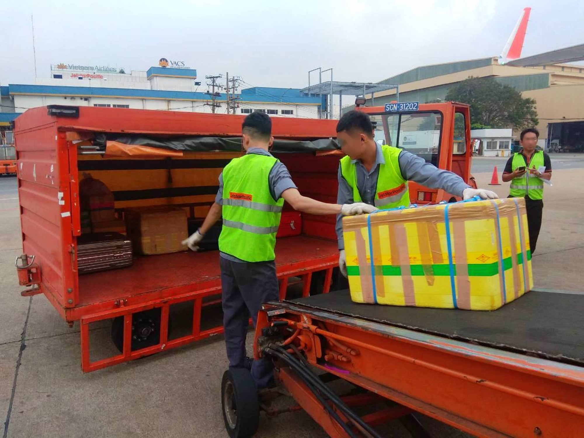 Phát hiện 2 nhân viên bốc xếp ở sân bay Tân Sơn Nhất vi phạm - Ảnh 1.