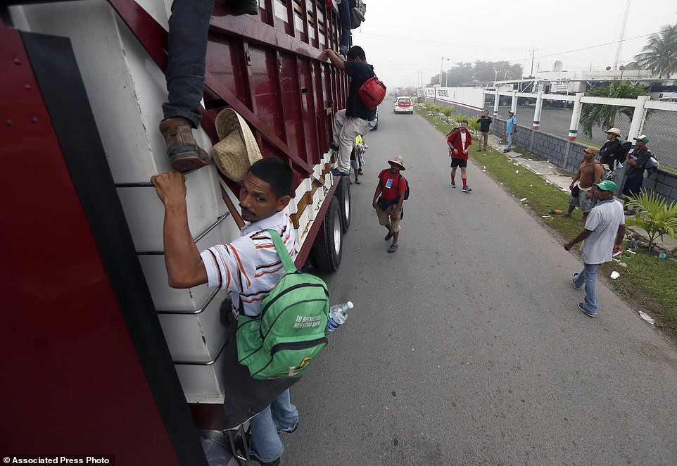 Đo&agrave;n di d&acirc;n tiến đến &ldquo;tuyến đường tử thần&rdquo; ở Mexico - Ảnh 2.
