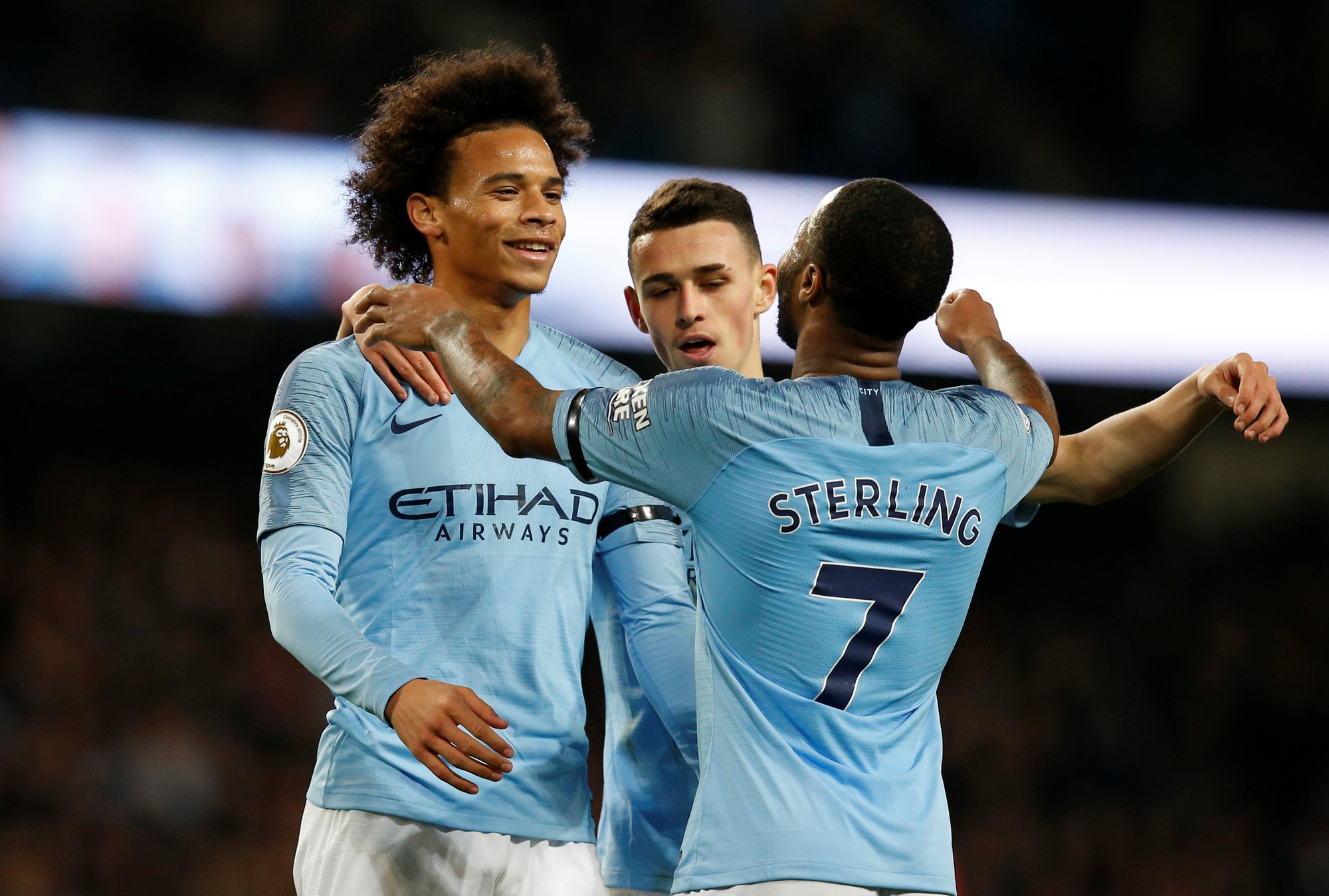 Tung đòn trừng phạt khủng khiếp, Man City và Chelsea trở lại đỉnh bảng