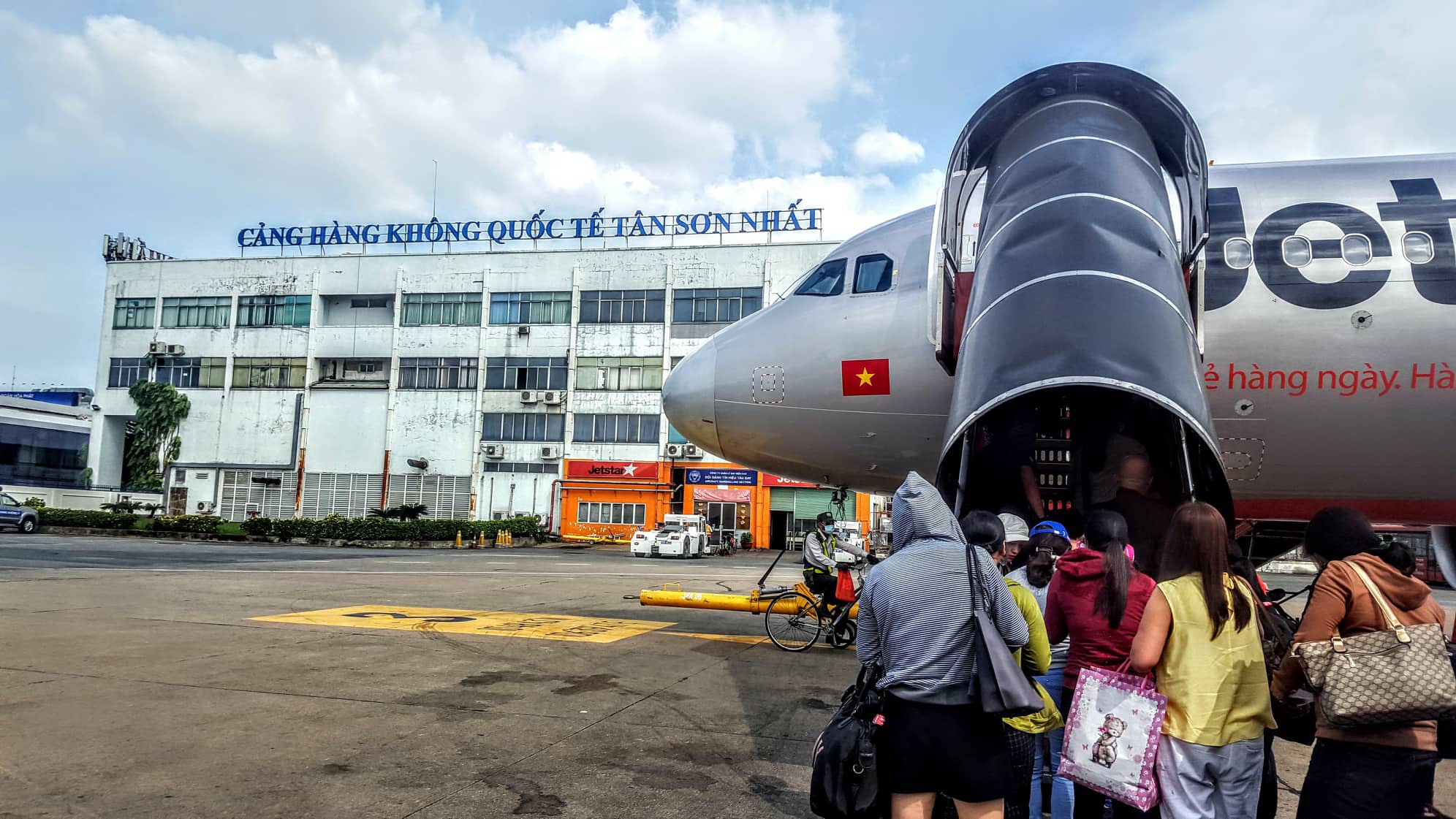 Bay rồi lại hoãn vô hạn định, gần 100 hành khách vật vờ