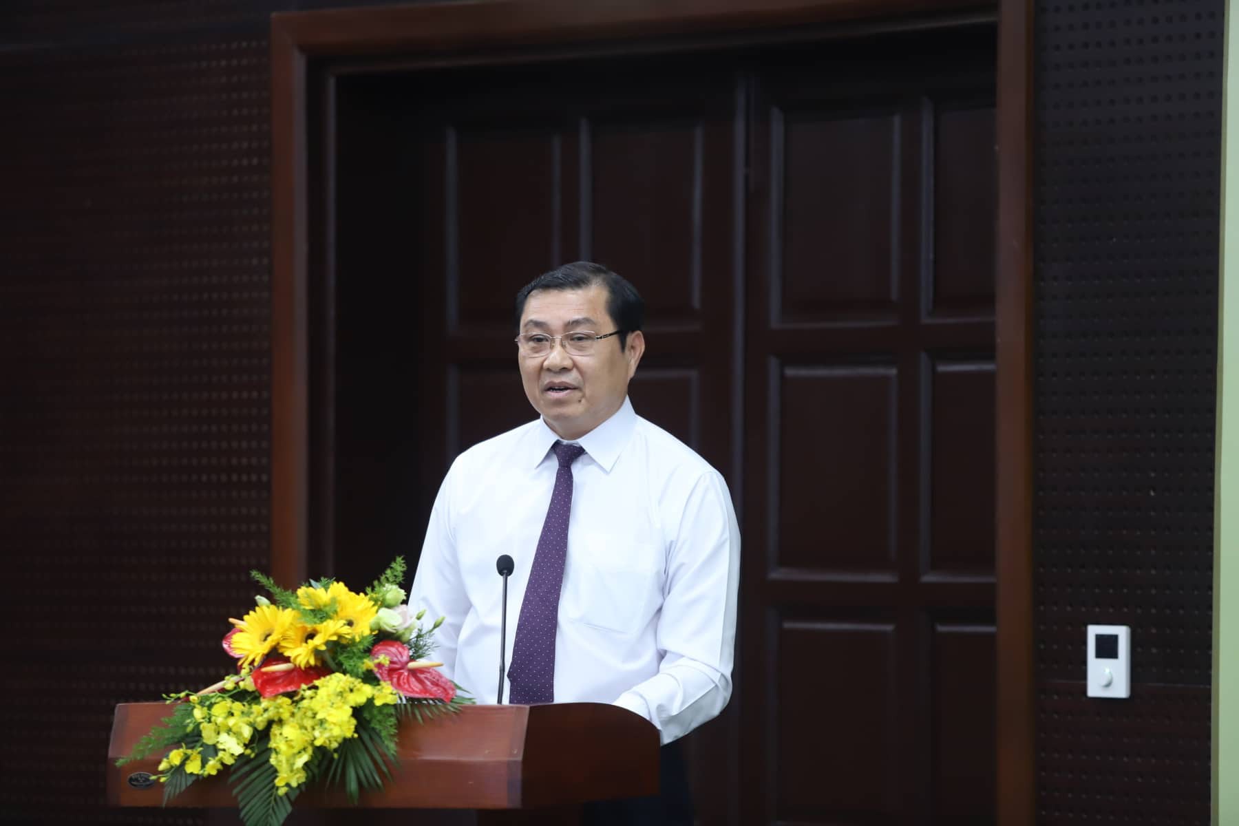 Thấy chủ tịch Đà Nẵng quay phim, cò xe dù hò nhau bỏ chạy