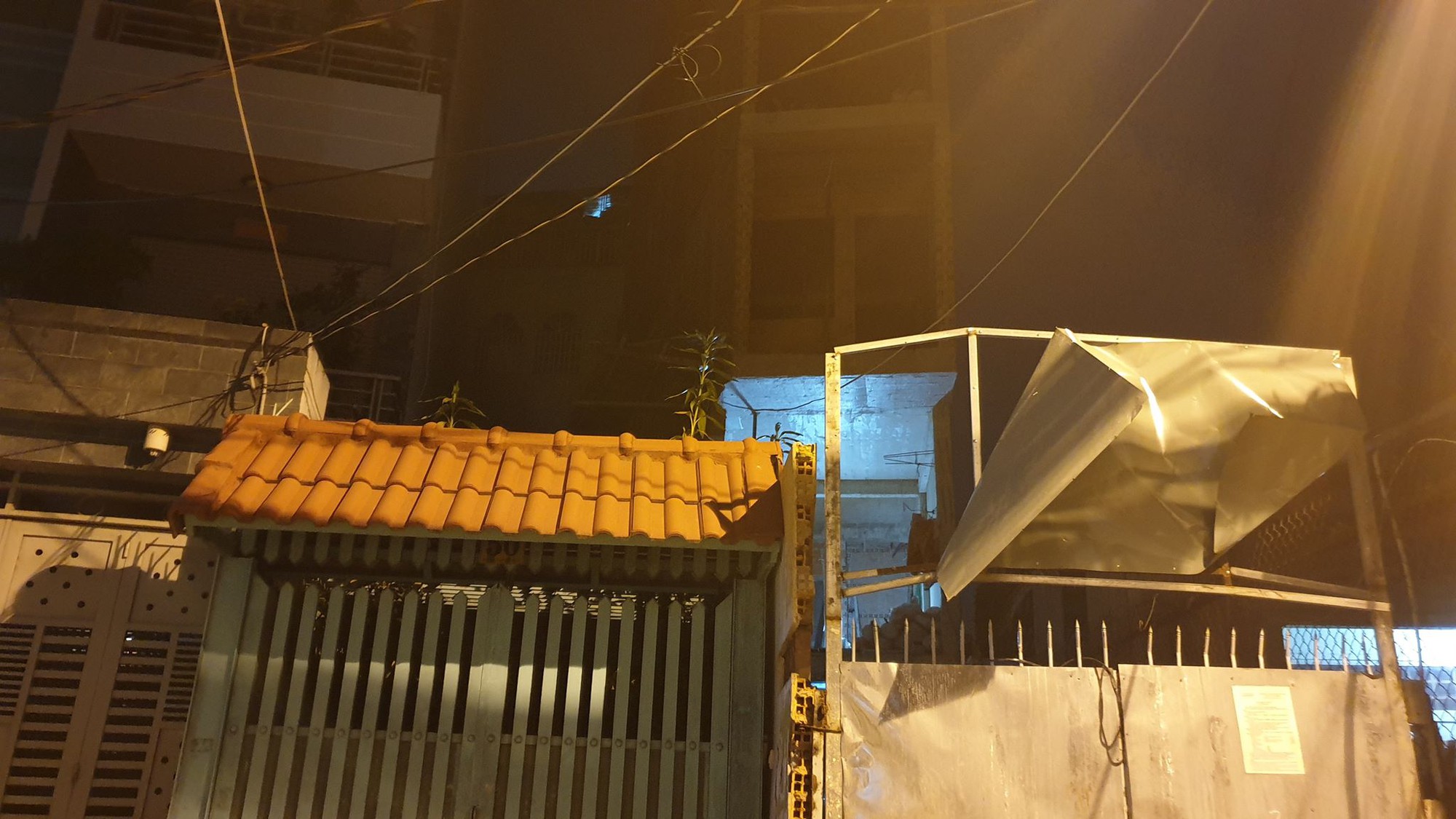 Nam thanh niên rơi từ tầng 4 của 1 căn nhà ở Bình Thạnh