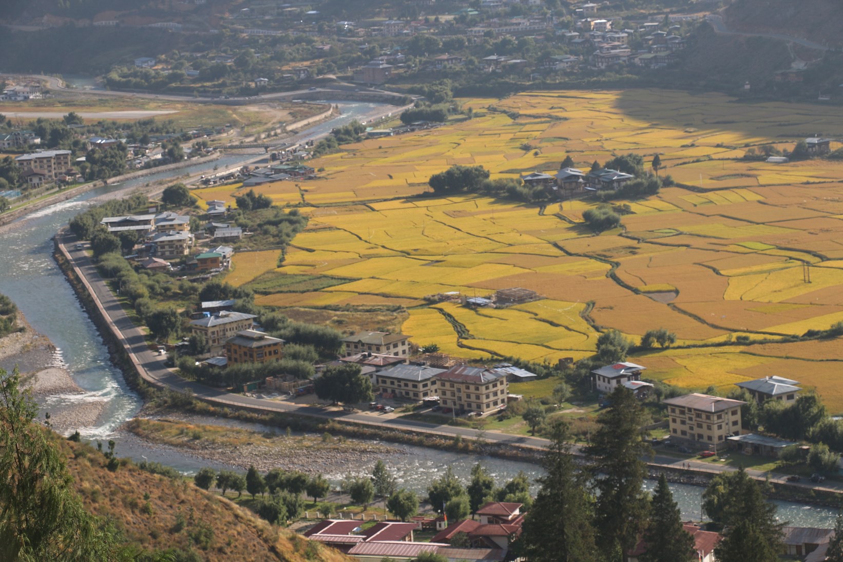 Kh&aacute;m ph&aacute; Bhutan - Xứ sở hạnh ph&uacute;c - Ảnh 2.