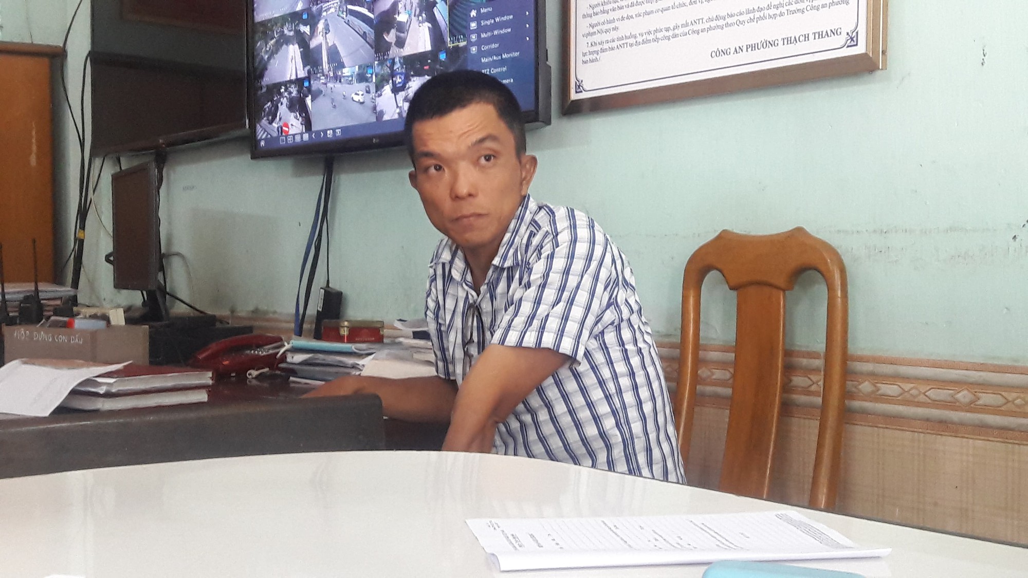 Tạm giữ đối tượng nghi ng&aacute;o đ&aacute; đập ph&aacute; &ocirc; t&ocirc; rồi bỏ chạy - Ảnh 1.