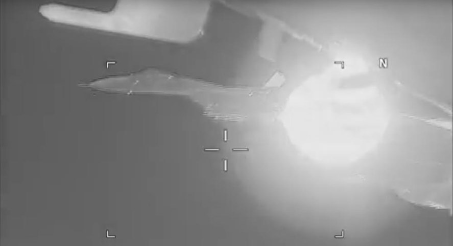 Su-27 của Nga bị tố xả khói vào mặt máy bay do thám Mỹ - Ảnh 3.