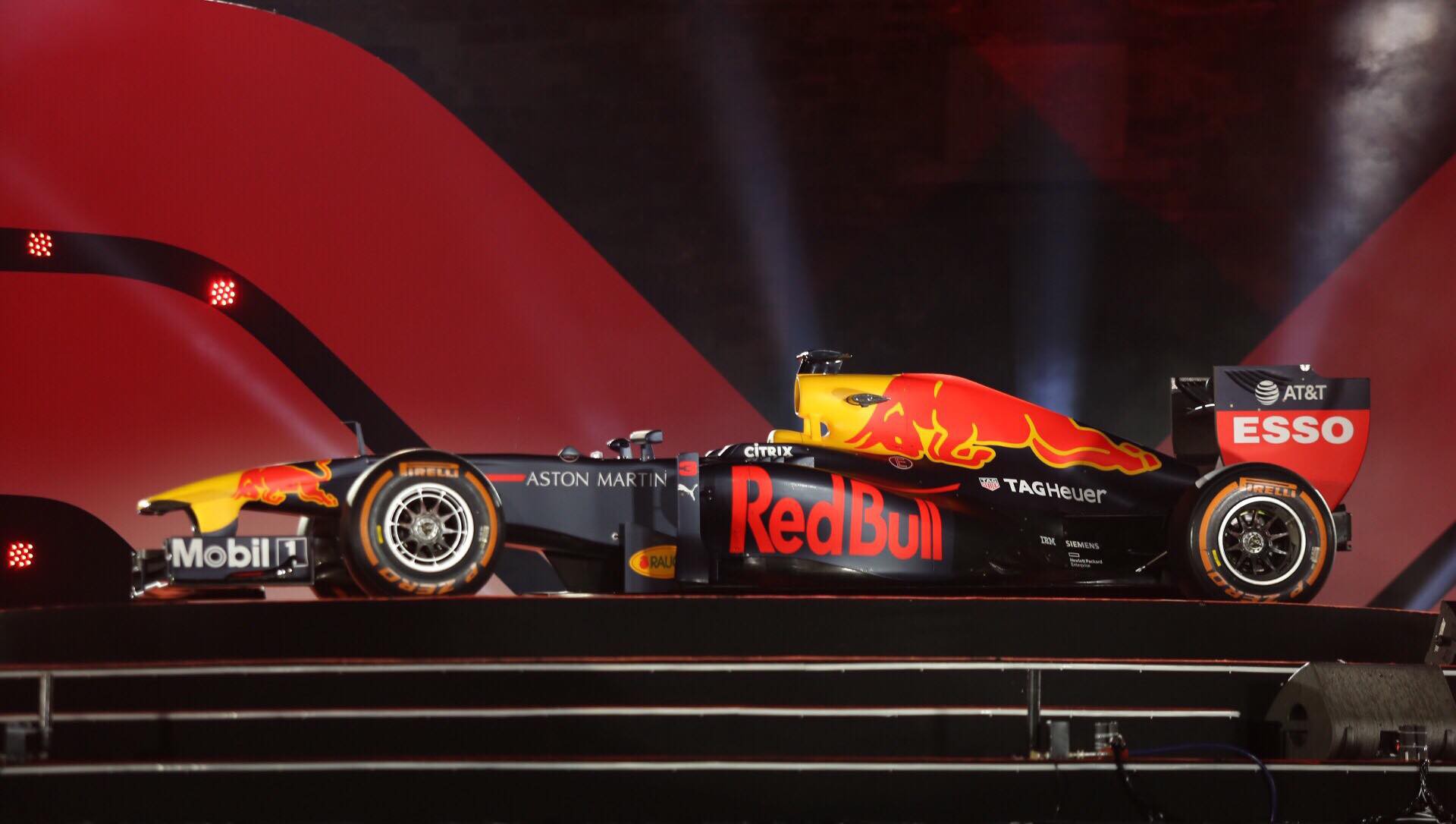 Cận cảnh siêu xe đua F1 "ra mắt" tại Hoàng thành Thăng Long